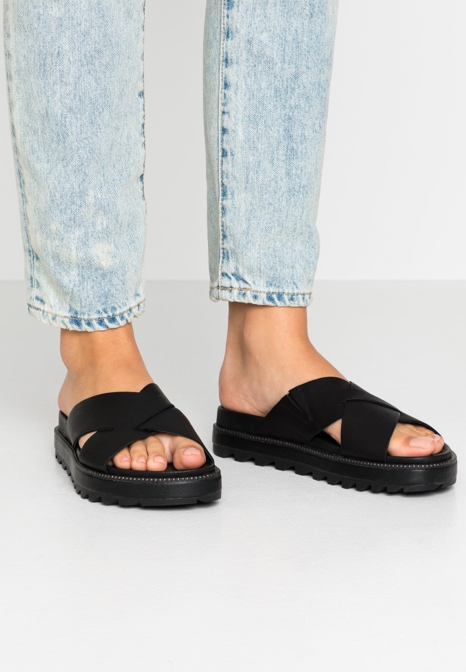Schwarze Roaming Criss Cross Slide Pantoletten Sorel Schweiz