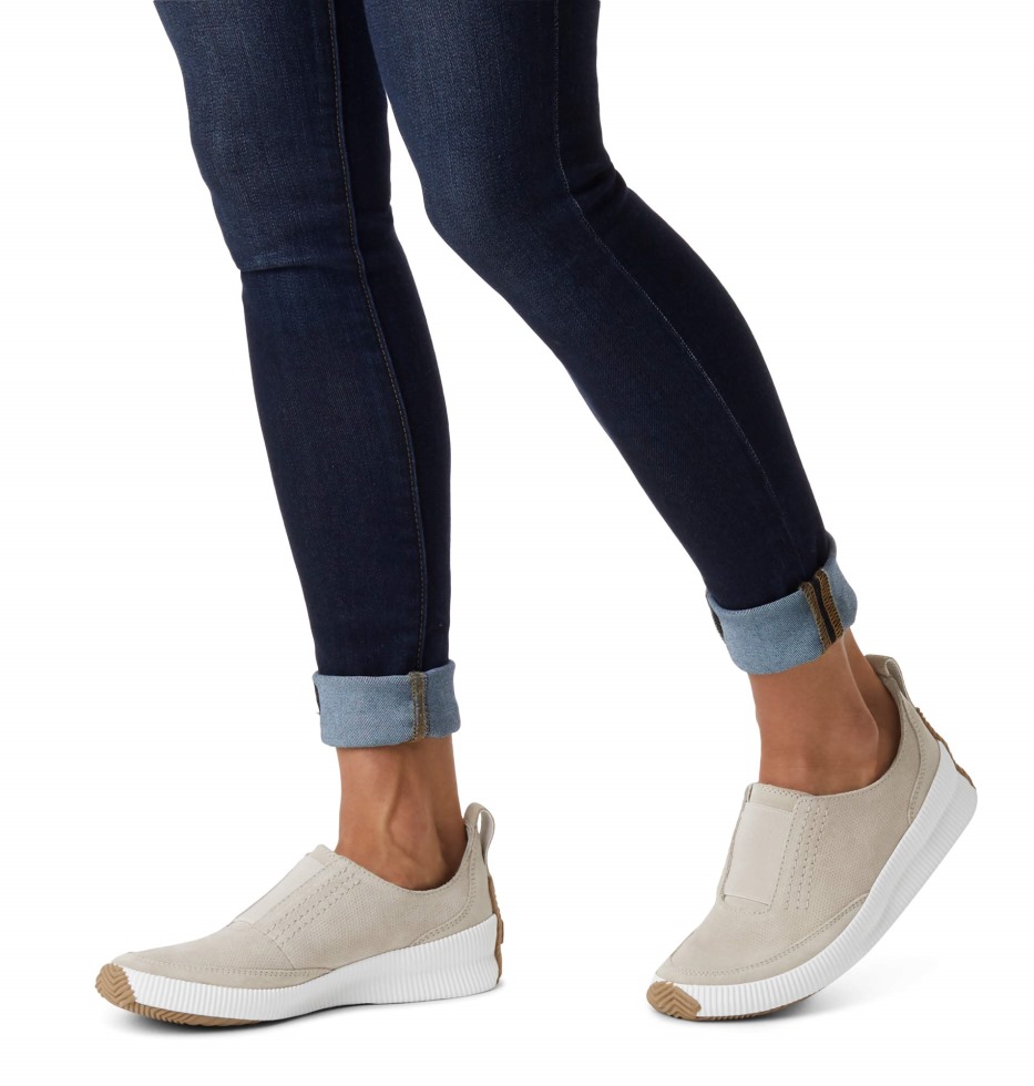 Weicher Taupefarbener Sorel Out 'n About Plus Slip-on-sneaker Aus Wildleder Mit Dicker Gummisohle